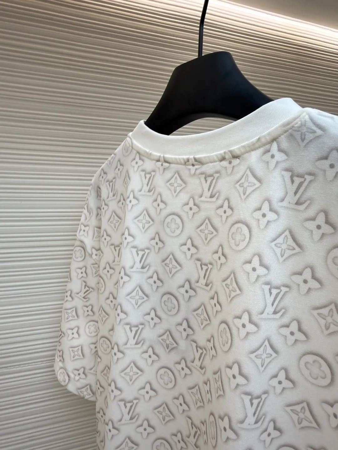 LOUIS VUITTON All-over printed presbyopic short-sleeved T-shirt ●Item No.: 1681546-A15 ●Material: 100% cotton ●Technology: Printing ●Color: White ●Version: Fitted version ●Weight: about 265 grams ●Size: The fabric has been specially treated to present a delicate concave and convex texture. Every letter and pattern is clear and three-dimensional, with a rich touch. The round neck design fits the neck line, the tailoring is neat, and the overall silhouette is simple and elegant. The jacquard process integrates the pattern and fabric through precise weaving control, which not only maintains the visual layering, but also ensures wearing comfort. The stitching on the body is even and neat, about 12 stitches per inch, ensuring a solid structure and not easily deformed. The hem and cuffs are smooth and neat, and the edges are clean and neat, reflecting the exquisite craftsmanship of clothing. The overall design is low-key yet luxurious, combining classic presbyopic elements with modern tailoring, which is not only suitable for daily wear, but also demonstrates quality and taste in the details. The overall wiring is straight and delicate, the fabric is comfortable and soft, and the color is consistent without color difference. It can be matched with the same style to create a fashionable look and control various occasions. Customized accessories, complete with three standards, same style for men and women!